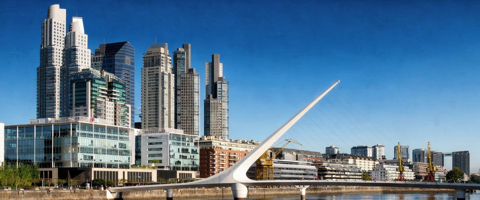 Die Arkadenfassaden der Avenida de Mayo im Zentrum von Buenos Aires, fotografiert an einem ruhigen frühen Morgen.